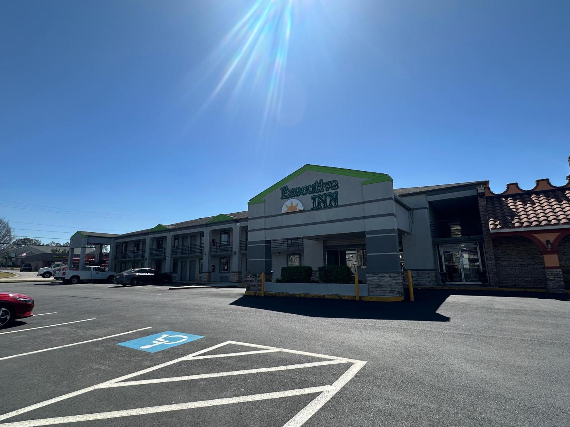 Executive Inn Locust Grove By Capital O Exteriör bild